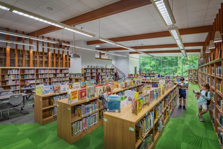 格林德尔坎特伯雷小学的图书馆里，地毯上和窗外郁郁葱葱的绿色给人一种诱人的感觉